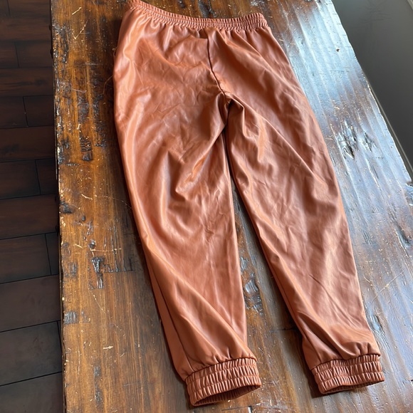 ASOS new look leather look sweatpants in rust - Picture 2 of 8